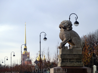 На Петровской набережной напротив Домика Петра стоят скульптурные изображения мифологических фигур "Ши-цзы",привезенные в Петербург из Маньчжурии.
