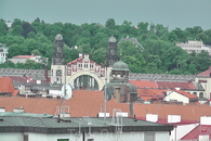 За черепичными крышами видно здание Центрального вокзала.