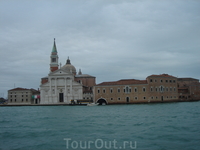когда вы едете поглазеть на главное место в Венеции - пл. Сан-Марко, открывается примерно такой вид