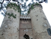 Ворота Куарт – образец поздней готики. Цилиндрические башни-близнецы, увенчанные зубцами, напоминают два средневековых донжона и впечатляют наблюдателей ...