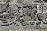 На ней прекрасно сохранились барельефы, изображающие змеев, фигуры и иероглифы, вырезанные в характерном стиле майя.