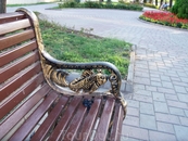 Симпатичные скамейки в парке