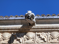 Горгульи традиционно подрабатывают водоотводами. В орнаменте, украшающем стены очень много символов Католических королей. Например, знаменитые символы ...