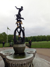 Грин-парк. Красивый фонтан стоит у входа в парк. Мы направляемся через парк к королевскому дворцу.