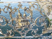 В орнаментах перил использованы символы Баку и Астрахани - Девичья башня и Астраханский кремль.