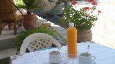 в Деревне Элос,апельсиновый свежевыжатый сок 1,5 л 5 евро(200р).Так он натуральный!!! Из вызревших на солнце!