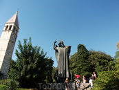 Памятник Гргуру Нинскому. Можно на удачу потереть его большой палец на ноге