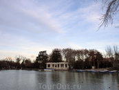 Мы обходим озеро по кругу, приближаясь к монументу королю Alfonso XII.