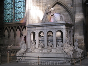 Это богатое надгробие есть Людовик XII и Анны Бретонской изображены мертвыми с разлагающейся плотью,лежащими внутри гробницы из каррарского мрамора,а так ...