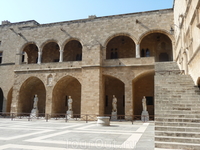 Двухэтажный дворец имеет форму замкнутого каре, размерами 80*75. На первом этаже находится музей археологических находок эллинистической эпохи и средневековья, а на втором огромные мозаики с острова К