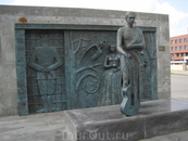 Памятник Высоцкому рядом с Дворцом спорта, где опальному барду разрешили в кои веков провести свой сольник