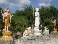 Пагода расположена в большом зеленом парке, со множеством всяких скульптур и статуй, на религиозную тему
