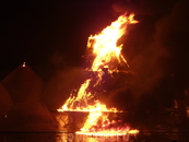"Извержение вулкана" во время Шоу танцующих фонтанов.