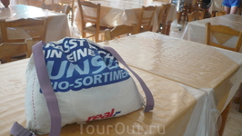 Остановка в деревне;подкрепились в кафешке сухим пайком,чашкой кофе,чтобы веселее идти;соорудив накануне себе вот такой рюкзак;"оправиться-перекурить"(кстати ...