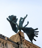 Нашла описание к этой загадочной скульптуре на крыше - Разбившийся ангел (El ángel estrellado) Улица Майор, д. 52. На крыше этого дома располагается самая ...