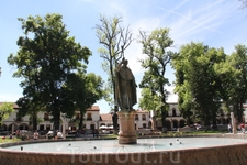 Гл. площадь города имени епископа Васко де Кирога. Со статуей епископа и фонтанами по обеим сторонам площади. Он прославился тем, что хорошо относился ...