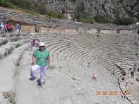 Руины древнего амфитеатра, где ставили театральные постановки. Через акведуки пускали воду  и могли изображать морские побоища.