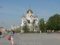 Церковь Св. Георгия Победоносца, расположенная тоже на площади Славы - новодел, но очень качественный. Как снаружи, так и внутри церковь очень красивая ...