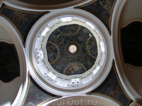 Купол церкви расписан братьями Luis, Alejandro y Antonio González Velázquez, росписи изображают сцены жизни Девы Марии и аллегории Добродетелей.
