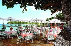Shaw Park Beach Hotel & Suites