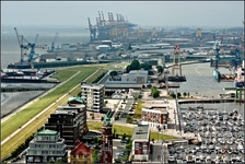  Бремерхафен можно назвать крупным пассажирским, контейнерным терминалом, портом откуда по всему миру отправляются в путь новенькие Фольксвагены, БМВ и ...