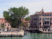 Исторический центр Венеции расположен на 118 островах Венецианской лагуны, разделённых 150 каналами и протоками, через которые переброшено около 400 м
