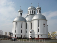 Свято-Воскресенский собор. Заложен в 1992 г., освящен в 2001-м Патриархом Алексием II.