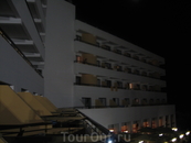 самая первая фотка с Кипра :)
Собственно это отель Мелисси в первый вечер, вид с нашего балкона