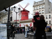 Знаменитая Мулен-руж вовсе не застывший "памятник".  она просто ЕСТЬ, украшает обычную парижскую улицу работает, как говорил гид, в основном "на русских ...