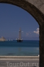 Портовые ворота Родоса, как распахнутый занавес приглашают полюбоваться морем и портом Мандраки
