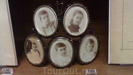 Гранатовый медальон с фото детей Фрейда. Там еще нет самой младшей дочери - Анны.