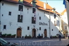 Внешний вид ресторана Olde Hansa.Ресторан находится около Ратушной площади.