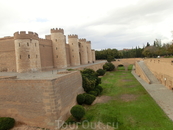 Дворец был построен в 1065 - 1081гг по приказу правителя Abú Ya'far Ahmad ibn Sulaymán al-Muqtadir Billah, более известного как Al-Muqtadir, (Могущественный) ...