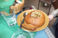 Чесночный суп в хлебе. Ресторан U Pravdu.