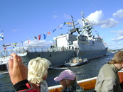 Мы попали на День Военно-Морского флота. На рейде - военные корабли, прибывшие на празднование.