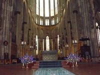 Центральный проход Кельнского кафедрального Собора.
Огромный основной зал собора окружен множеством часовен-капелл, в одной из которых погребен основатель ...