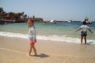 дети на пляже о-ва Горэ