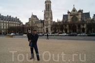 с сыном перед Лувром