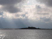 Вид с Кий-острова на остров Крестовый. Около 9 утра