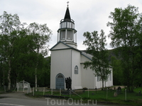 Церковь в городке Kafjord была построена в 1837 году после того, как англичане начали разработку медных рудников. Английское влияние заметно в таких деталях ...