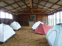 Палатки стояли в школе. Те, кто  не решается спать в хонае, ночуют в палатке на улице. Палатки стояли в школе. Те, кто  не решается спать в хонае, ночуют в палатке на улице.