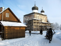 Лошадка классно вписалась в зимний деревенский пейзаж