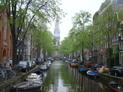 Голландия самая низкая страна в мире, половина территории отвоевана у моря с помощью дамб, плотин т каналов. Особенно много каналов в Амстердаме, их общая ...
