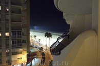 ночной вид на пляж с балкона отеля