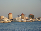 Ветряные мельницы, где раньше мололи зерно, выгружавшееся с прибывших в порт кораблей.