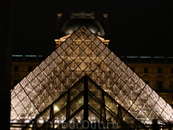 Вход в Лувр... мне он больше нравился по вечерам... днём - ничего особенного, прозрачная пирамида. 
