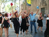 Таких вот жизнерадостных испанцев можно встретить на Рамбла в Барселоне