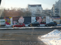 Берлинская стена из окна автобуса.Картина в комментариях не нуждается.