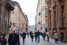 Улицы Турина все украшены флагами в честь 150 лет объединения Италии