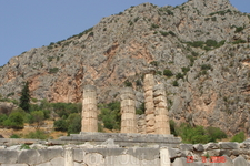 Дельфы-духовный и религиозный центр, символ единства всего древнегреческого мира. Руина храма Аполлона Пифийского.